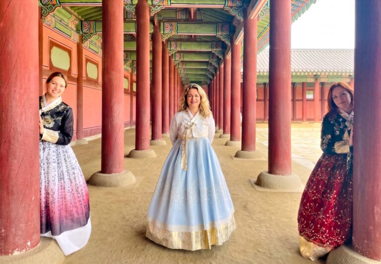 Visitors in hanbok in the colonnade of a Seoul palace